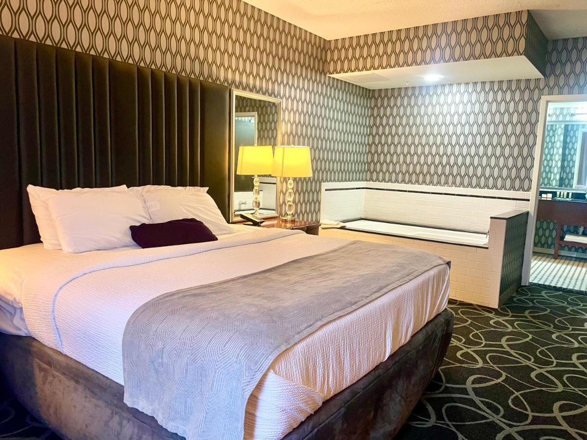 Park Manor Hotel Clifton Park Exterior photo A room at the Hilton Garden Inn in San Francisco