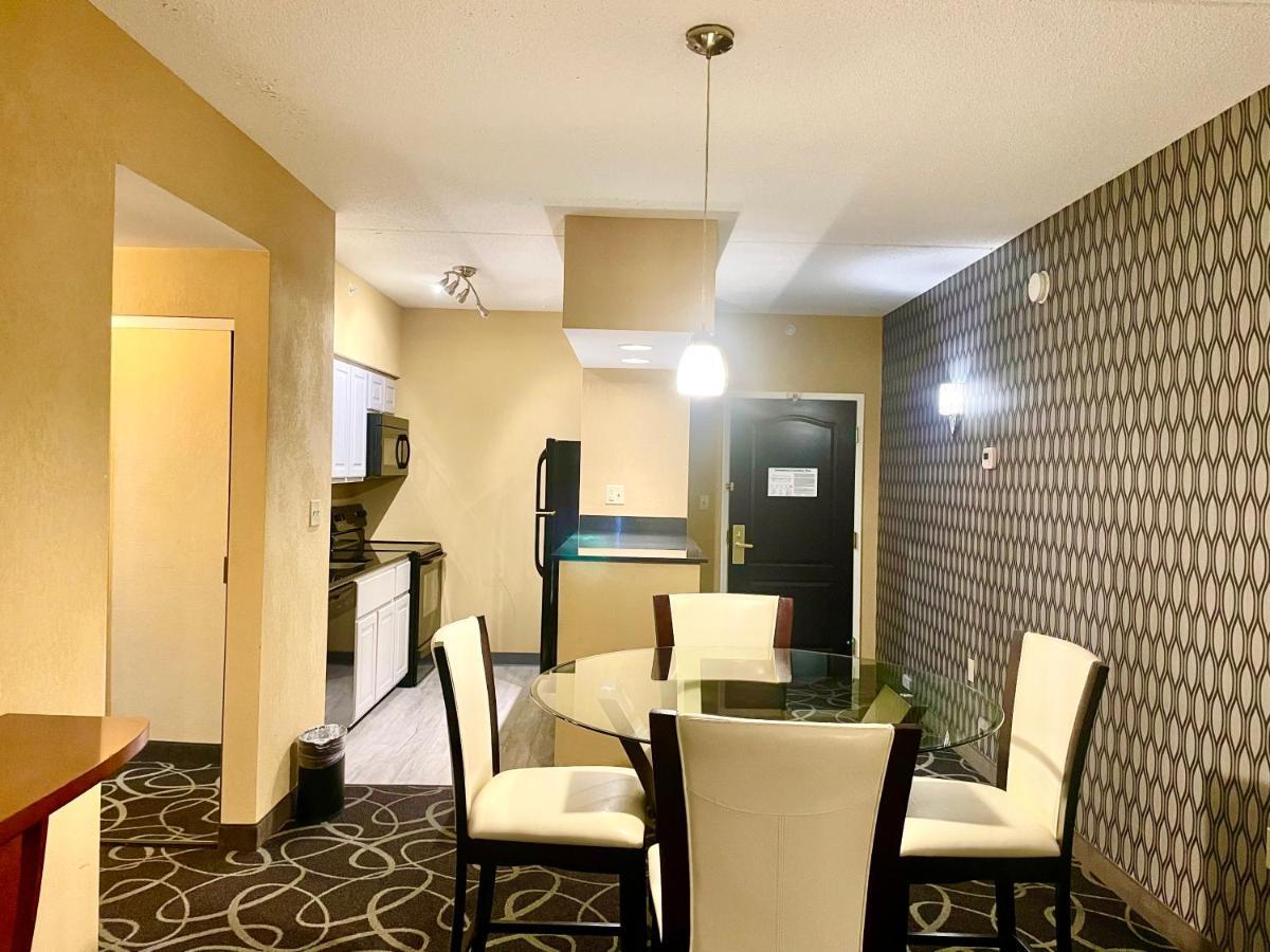 Park Manor Hotel Clifton Park Exterior photo A suite at the Hilton Garden Inn in San Francisco