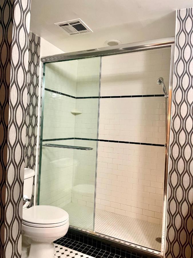 Park Manor Hotel Clifton Park Exterior photo A shower door