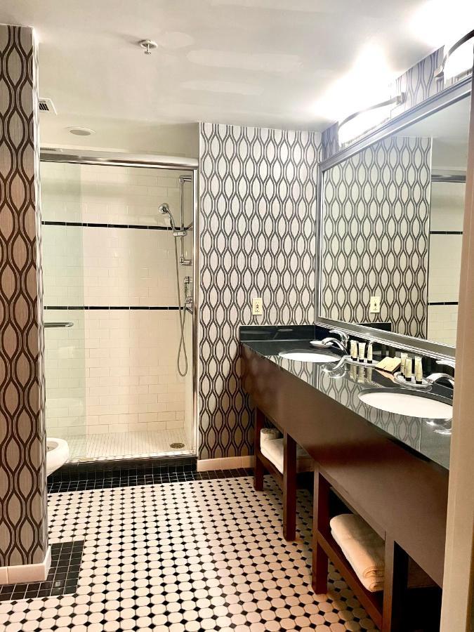 Park Manor Hotel Clifton Park Exterior photo A bathroom in a hotel