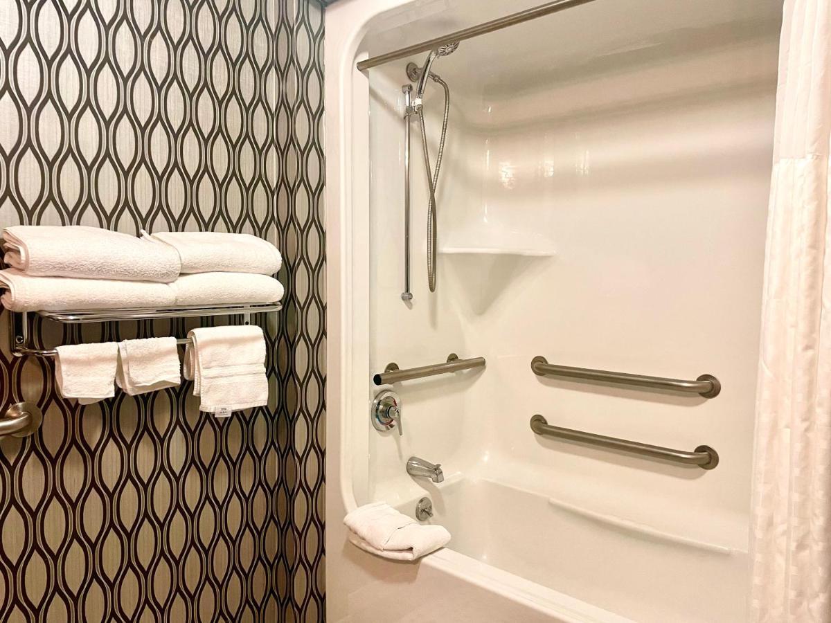Park Manor Hotel Clifton Park Exterior photo A shower with grab bars